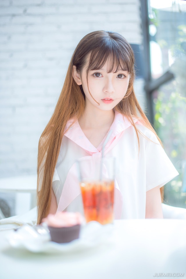 半晌之后，吕蒙红着眼眶出来，看着一片混乱的大营，厉声喝道：“都给我起来，看看你们现在，像什么样子！？”